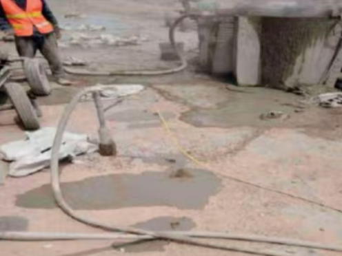 青松乡水泥混凝土路面板底注浆技术 路面脱空注浆整治方案