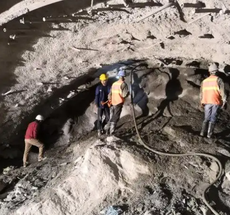 青松乡拱顶带模注浆料的施工流程及注意事项